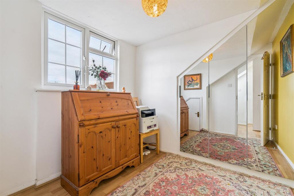 6 Wlkins Close, Mitcham bedroom 4.jpg