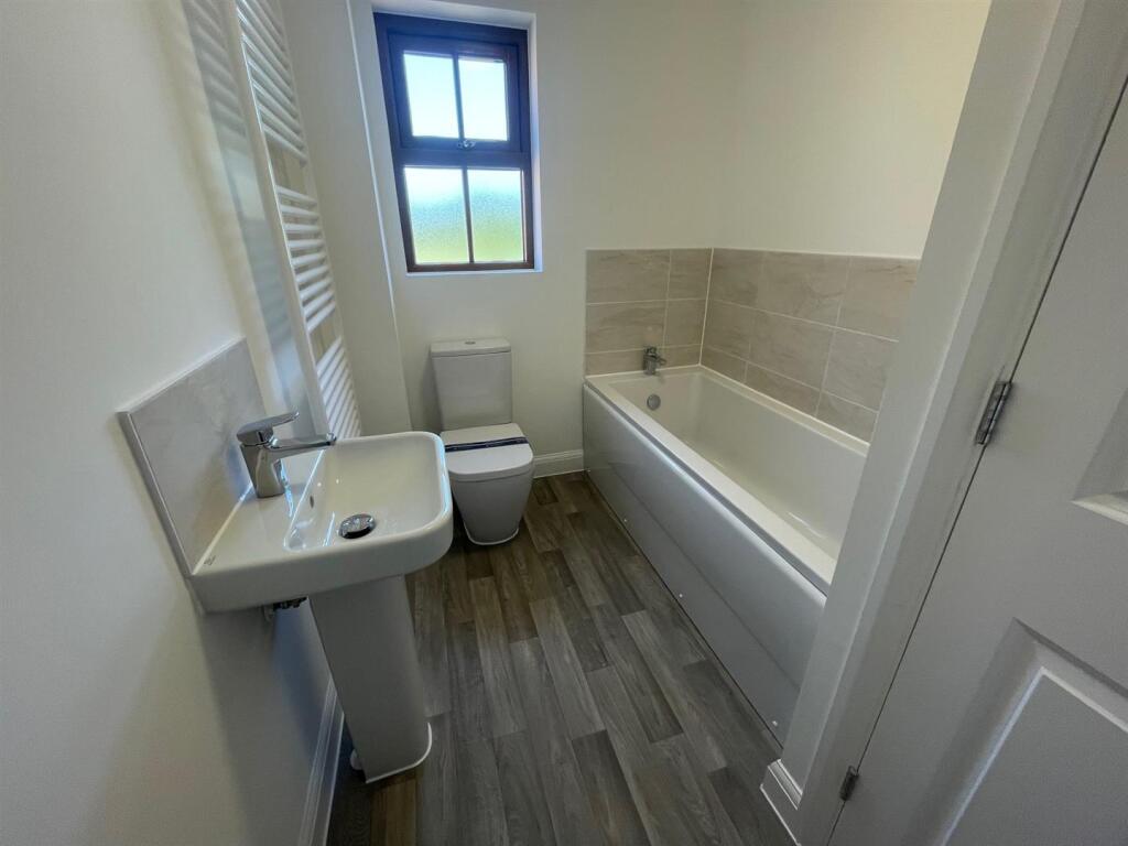 Main Bathroom.jpg