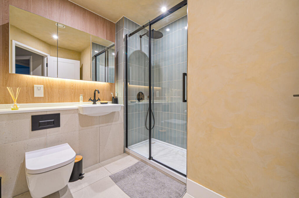 1382135-11-691b68...