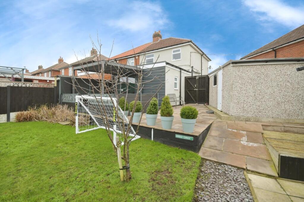 REAR GARDEN 17.jpg