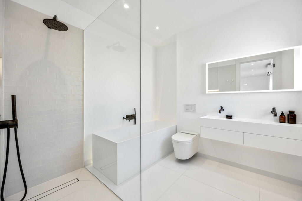 (18) Trafalgar Ga...