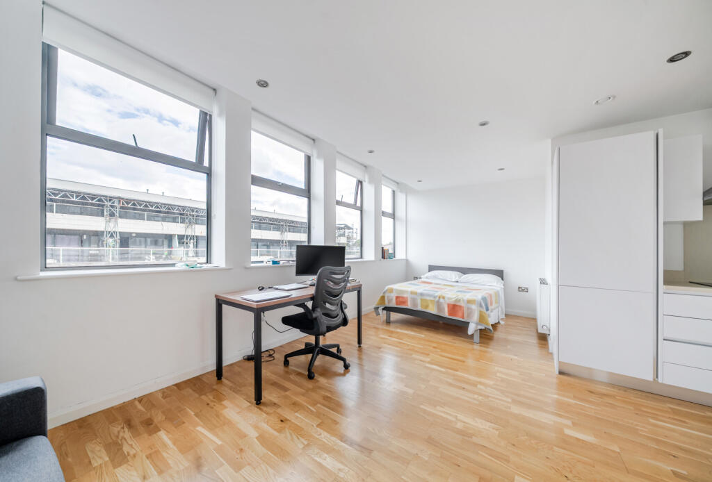 1347172-5-68b6c4c...