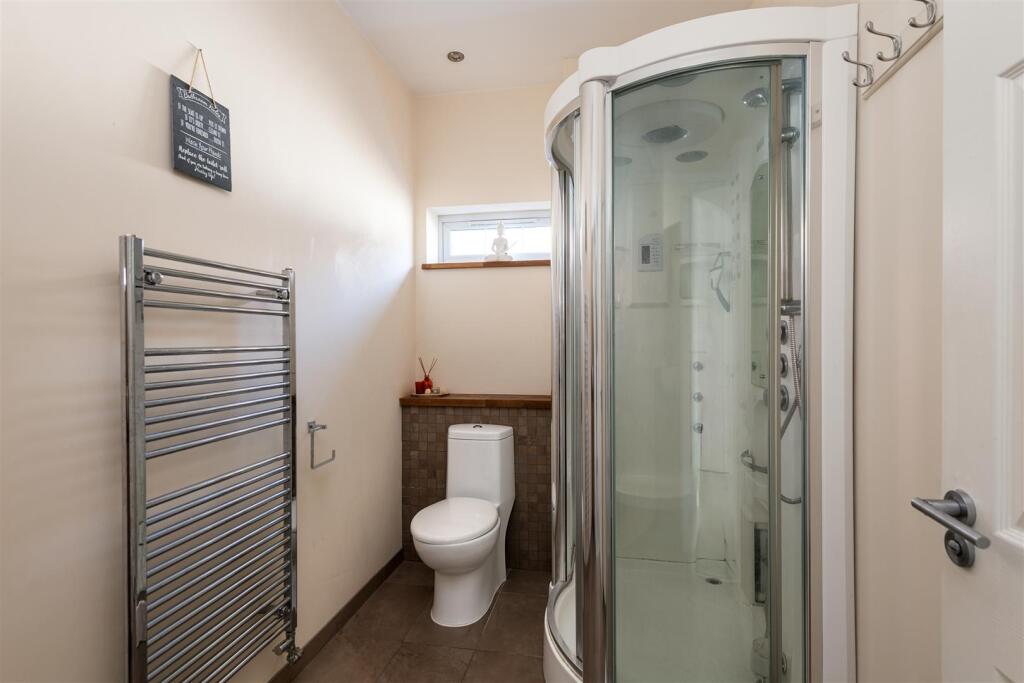 21 Springvale bathroom ground floor.jpg