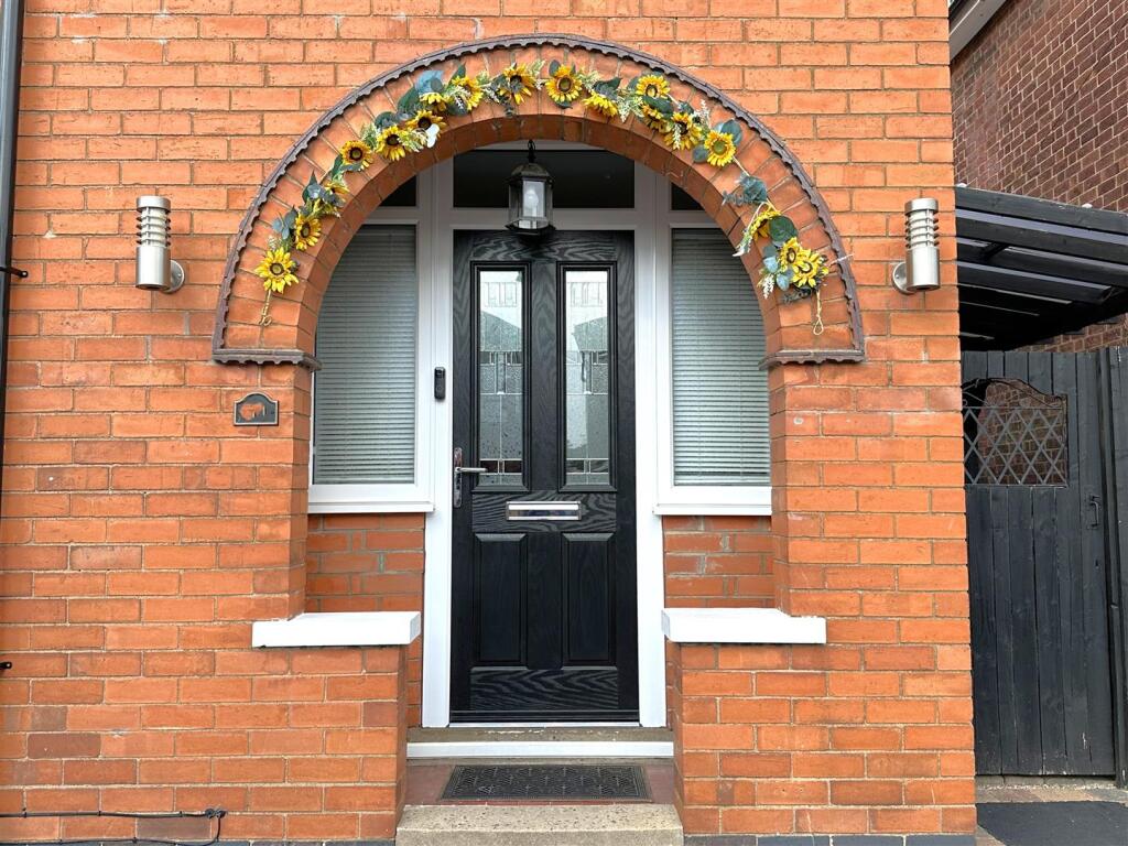 Inviting Entrance Porch 033