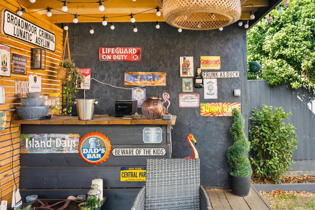 Covered Area &amp; Bar