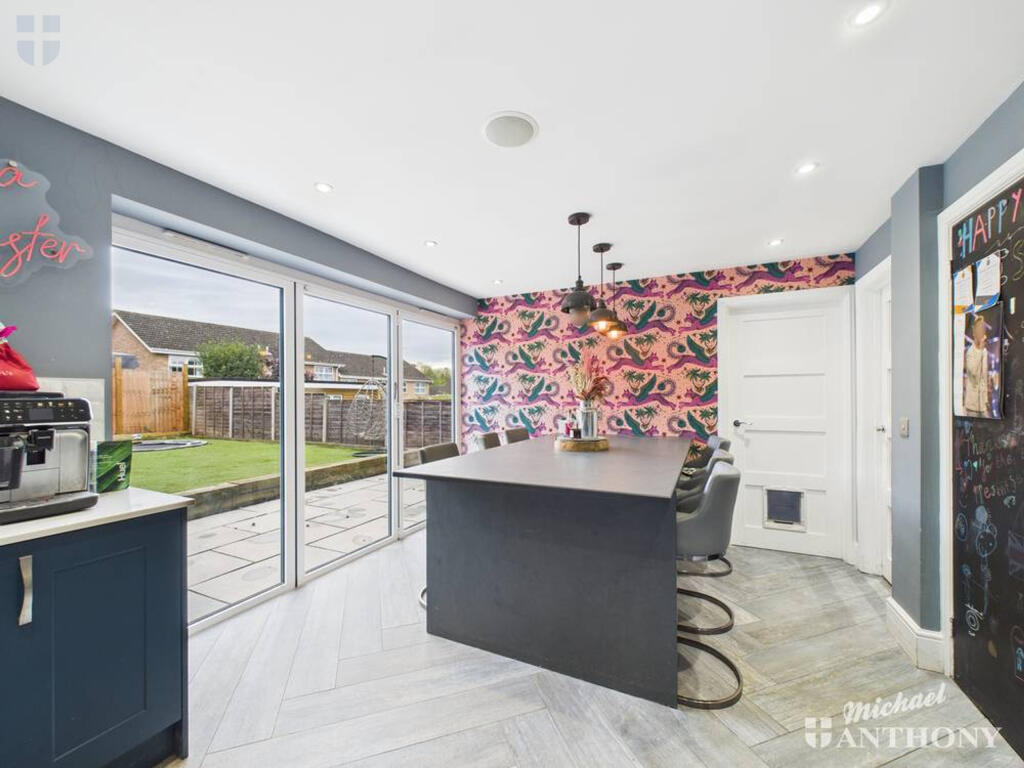 CAM03218G0-PR0806-STILL014-thumbnail-h750-70