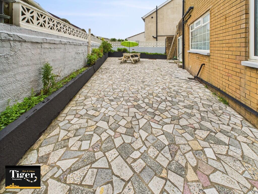 CAM02176G0-PR0611...