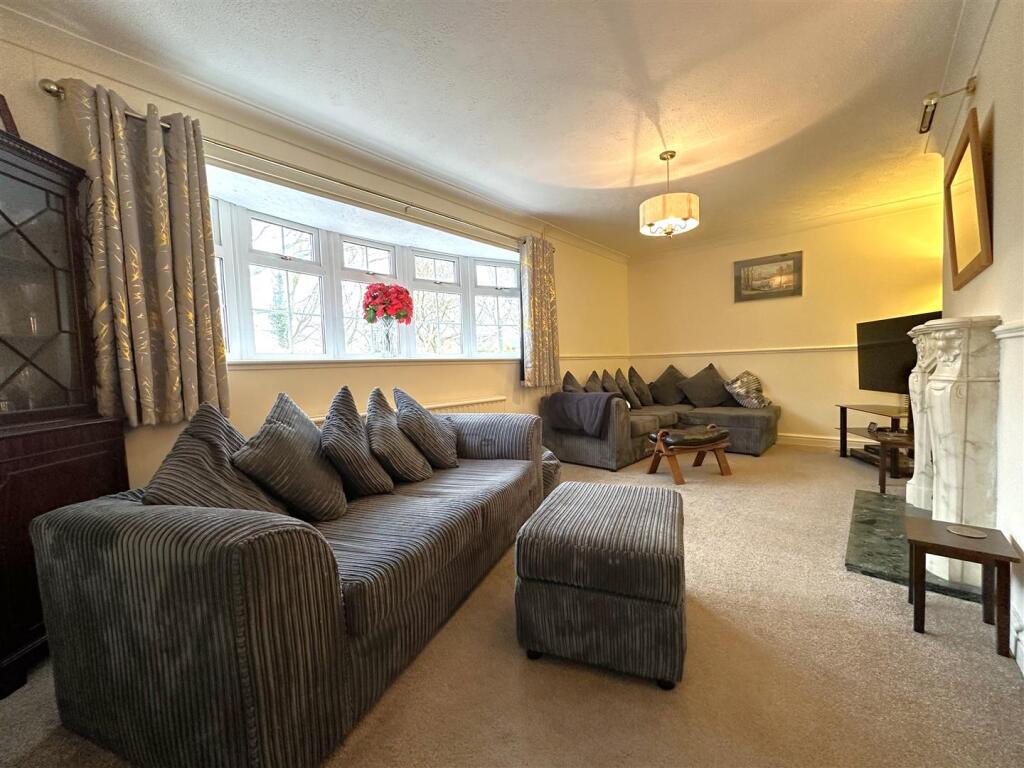 Bow-Fronted Living Room 705