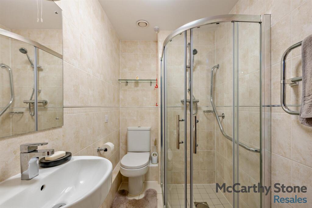 Guest Shower Room/WC