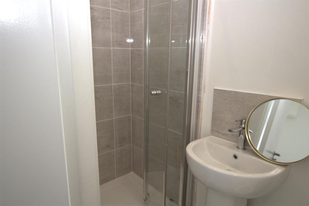 84 Warwick Ensuite.jpg