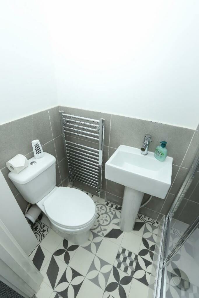 81 Westbourne #20.jpg