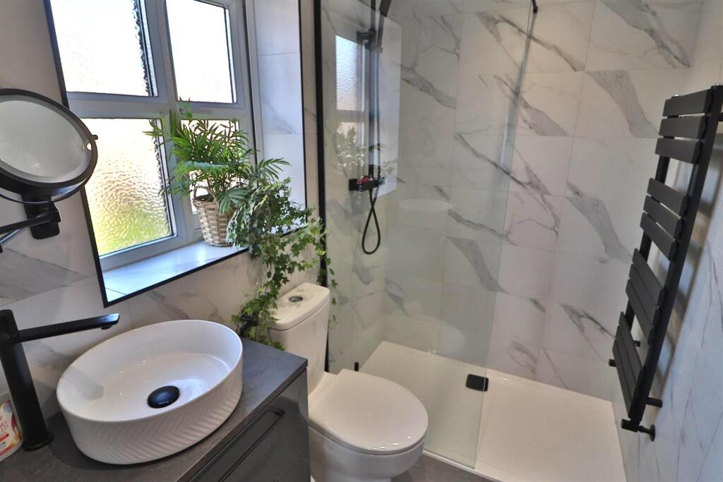 ENSUITE SHOWER ROOM