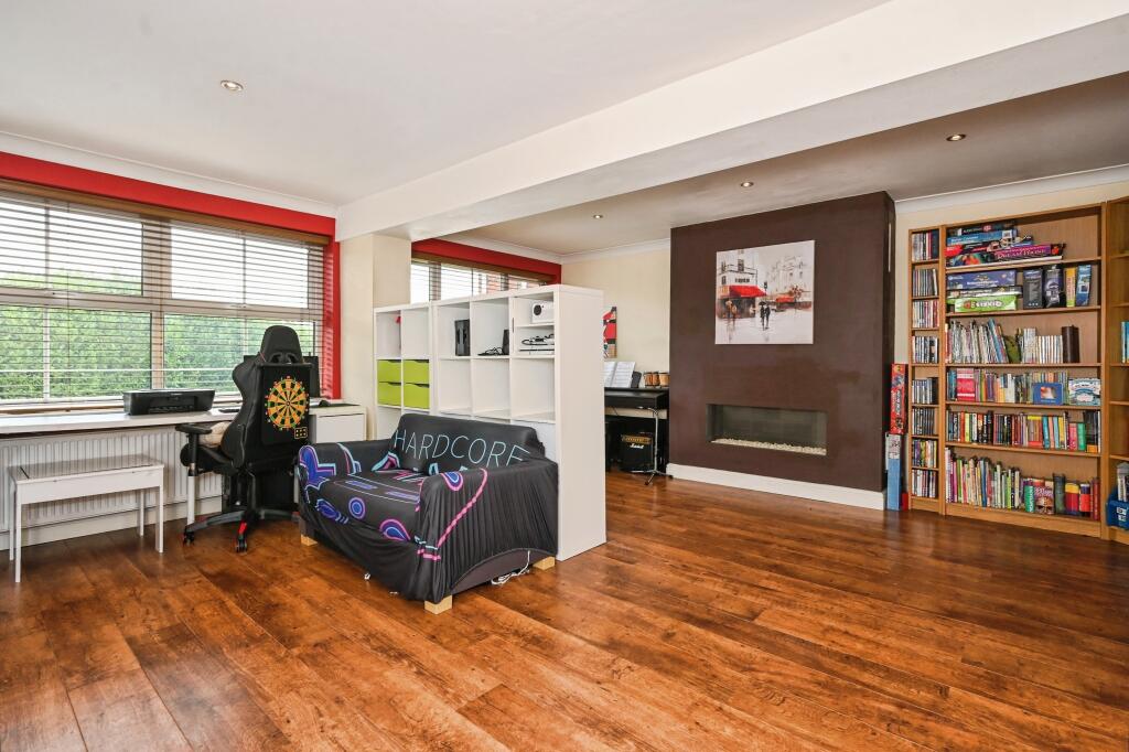 Bedroom 5/Games Room