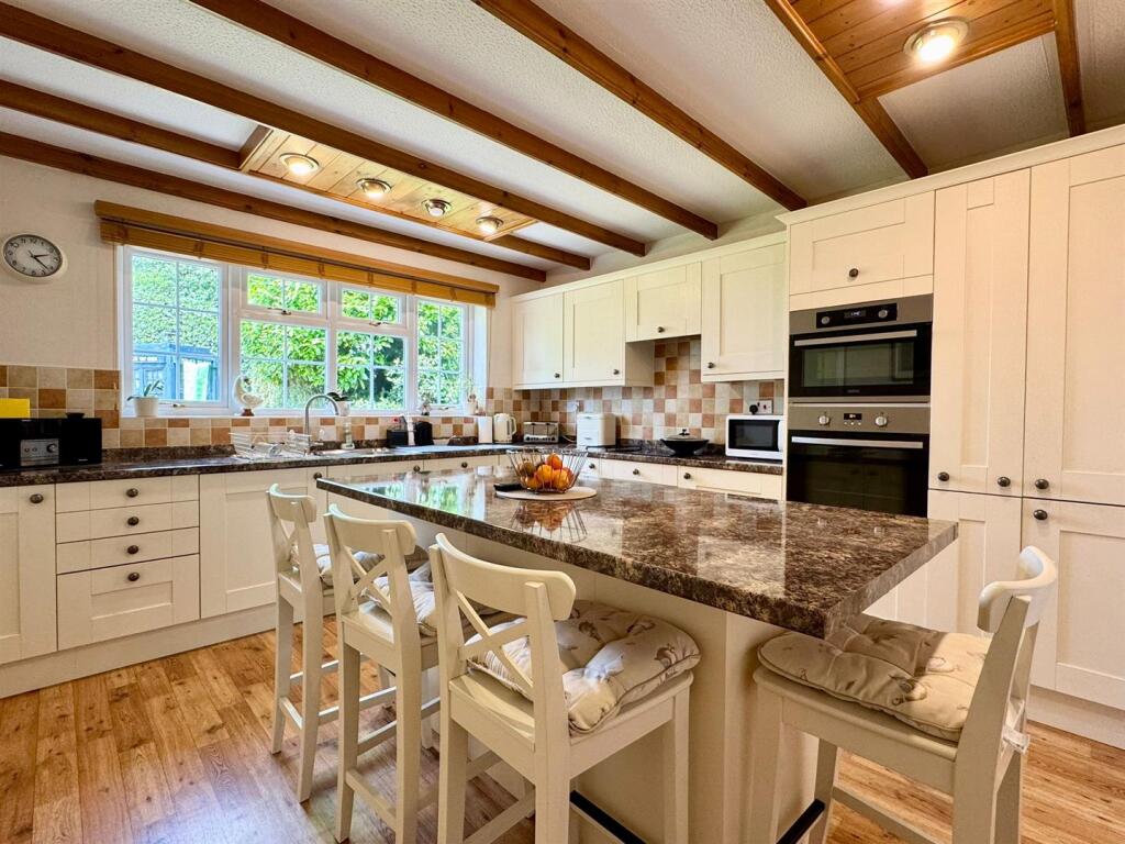 Kitchen (1).jpg