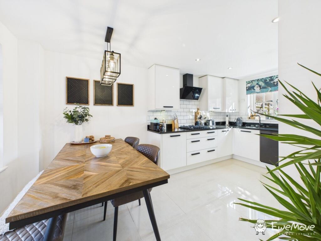 CAM02877G0-PR0064-STILL005