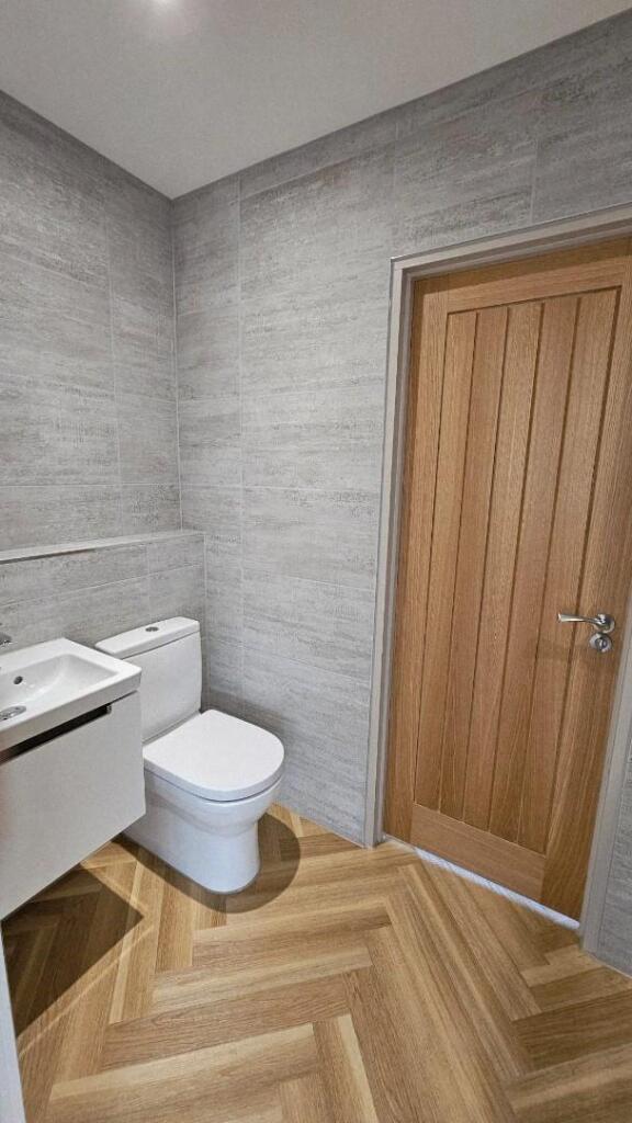 119 Bristol Road cloakroom.jpg