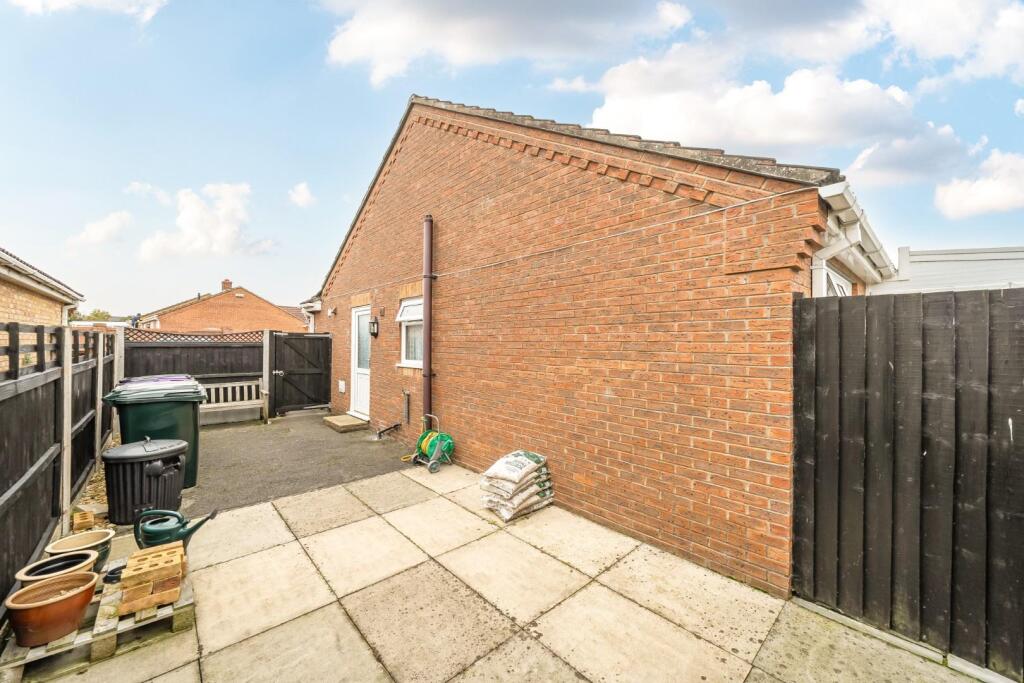 SIDE COURTYARD,  POTENTIAL EXTRA PARKING.jpg