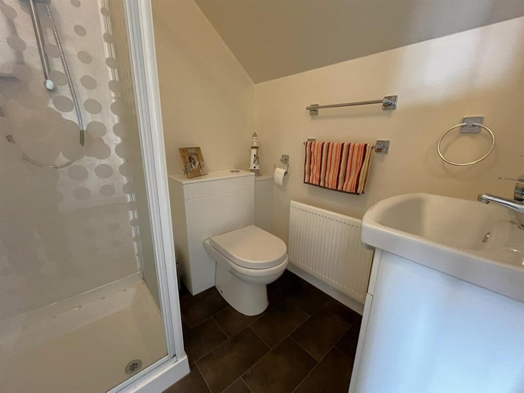 EN-SUITE SHOWER ROOM 3