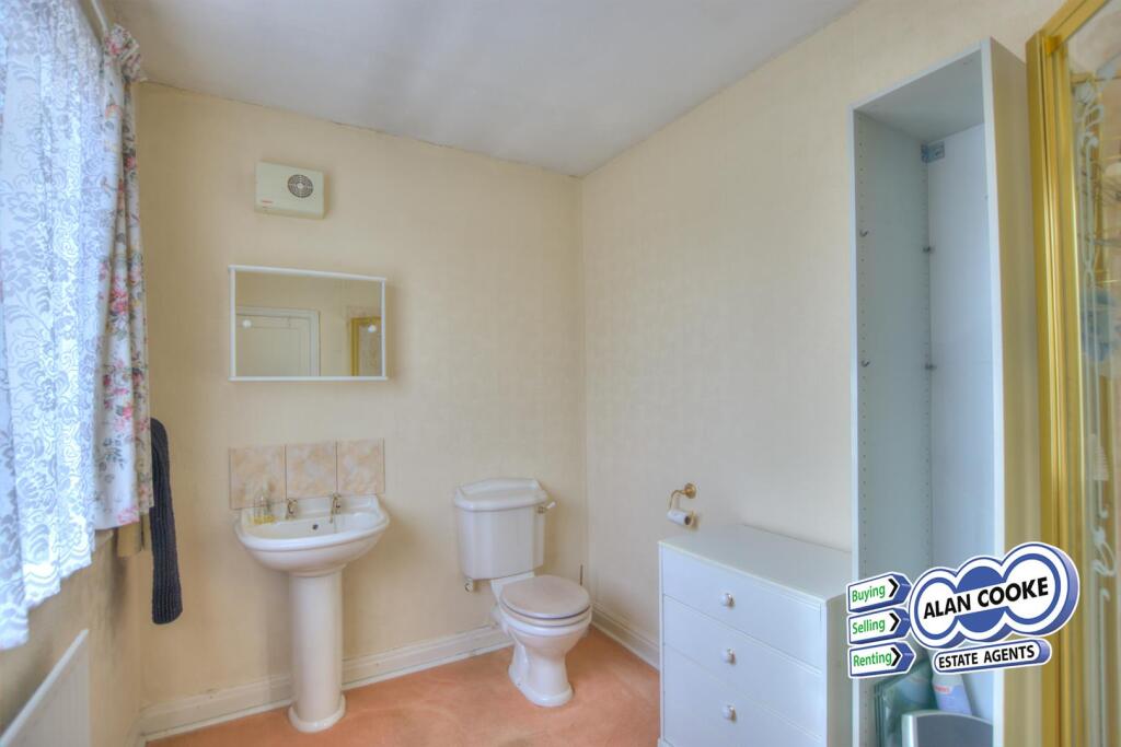 EN-SUITE SHOWER ROOM