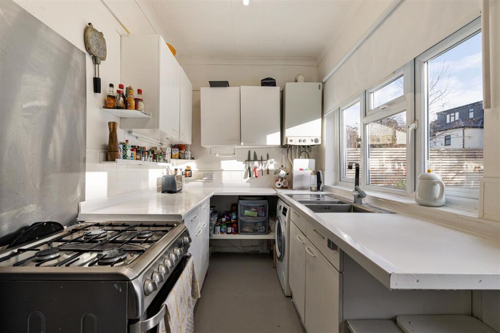 Central Park Road, E6