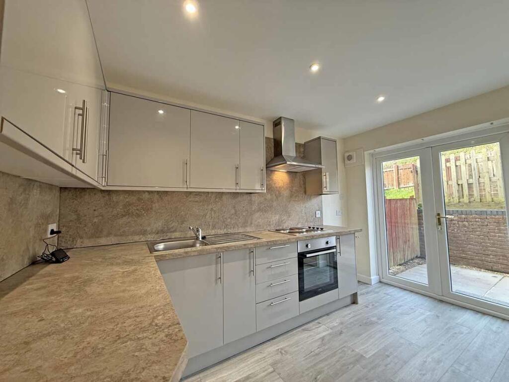 The Limes 4 Kitchen 2...jpg