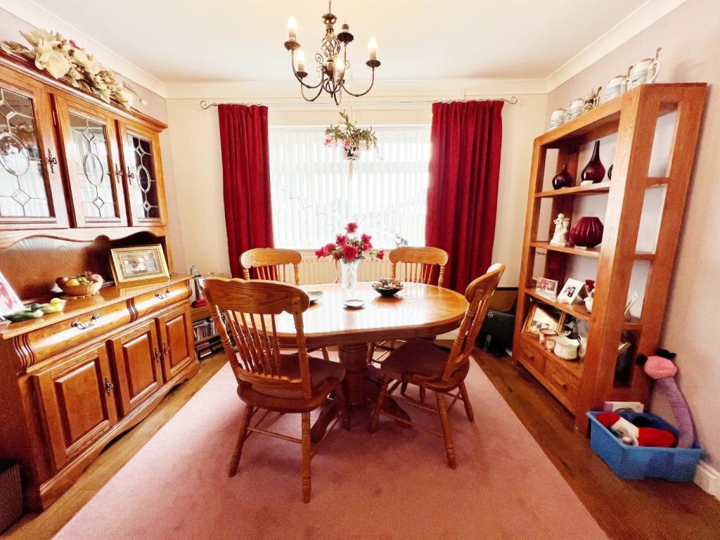 Dining Area 1.jpg