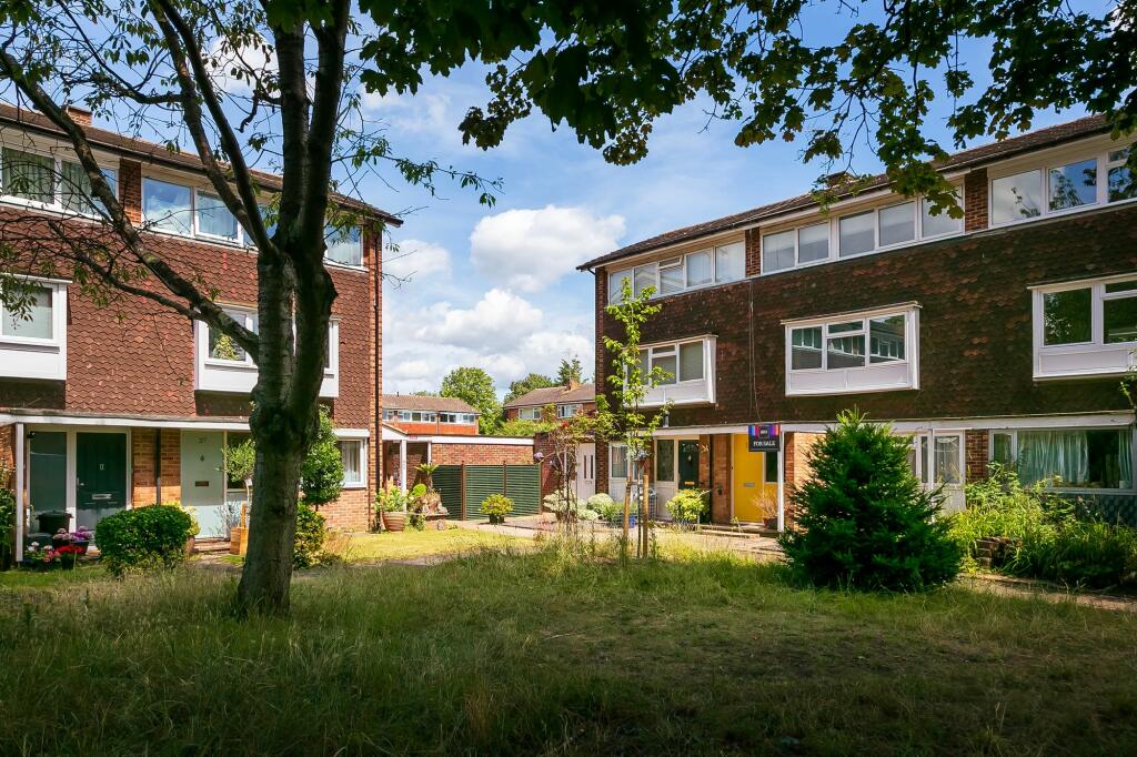 COMMUNAL GRASSED AREA TO FRONT