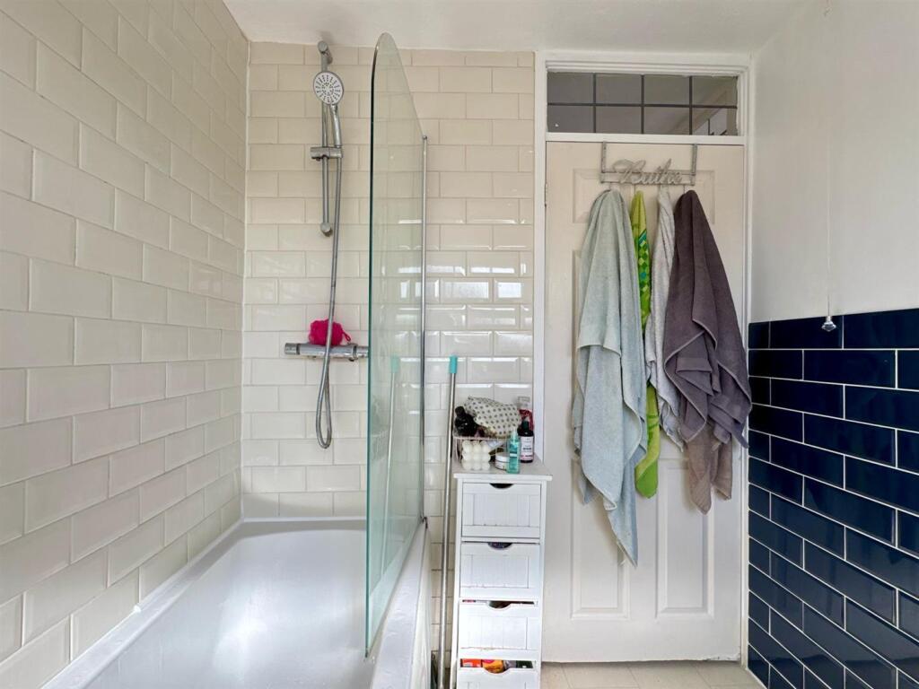 Bathroom 2.jpg