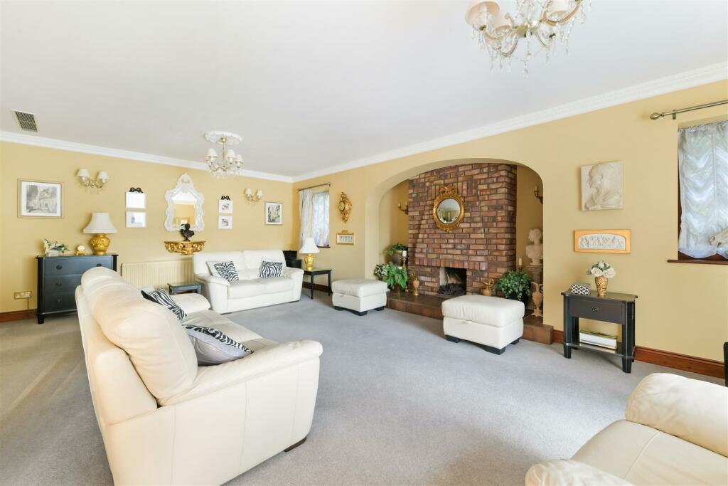 ACORN GROVE, 9 INTERNALS- (14).jpg