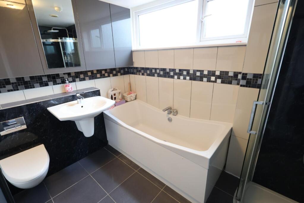 EN-SUITE BATHROOM