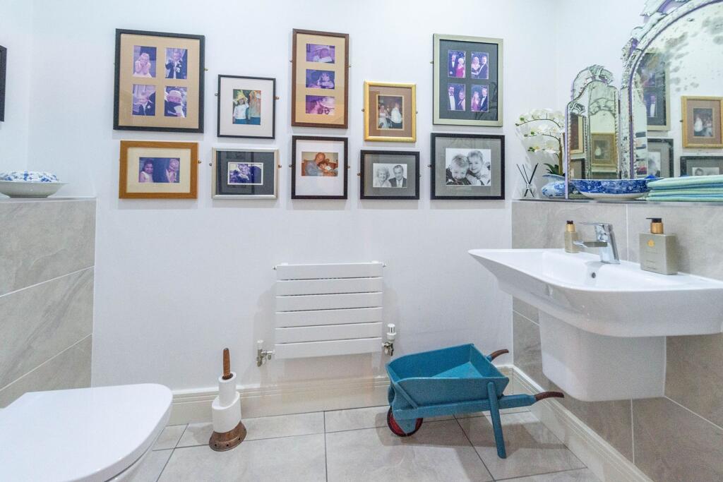 TWO DOUBLE BEDROOMS AND BATHROOMS