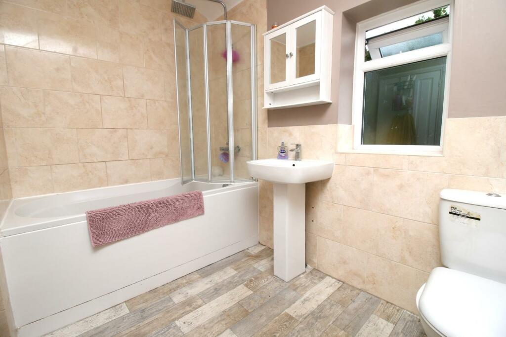 9 - family bathroom.JPG