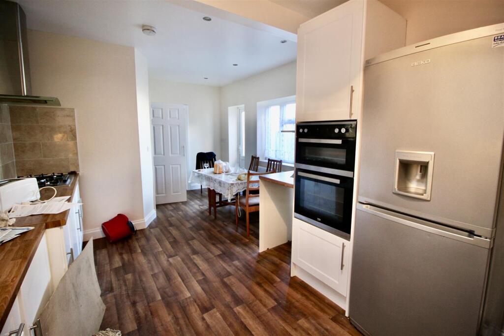 Kitchen/ Breakfast Room