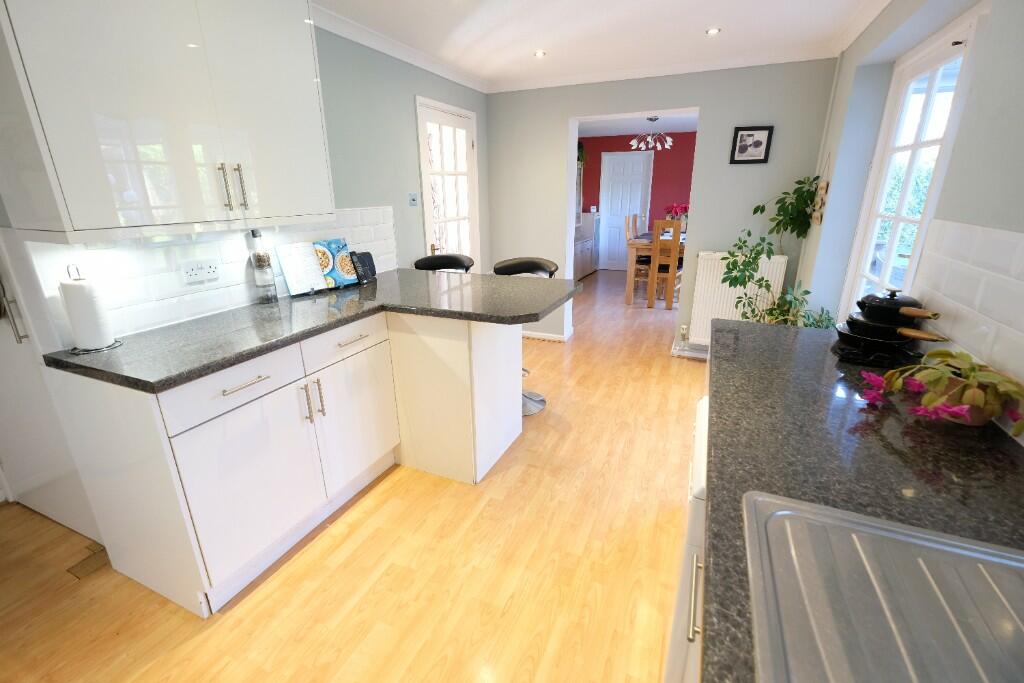 KITCHEN/BREAKFAST
