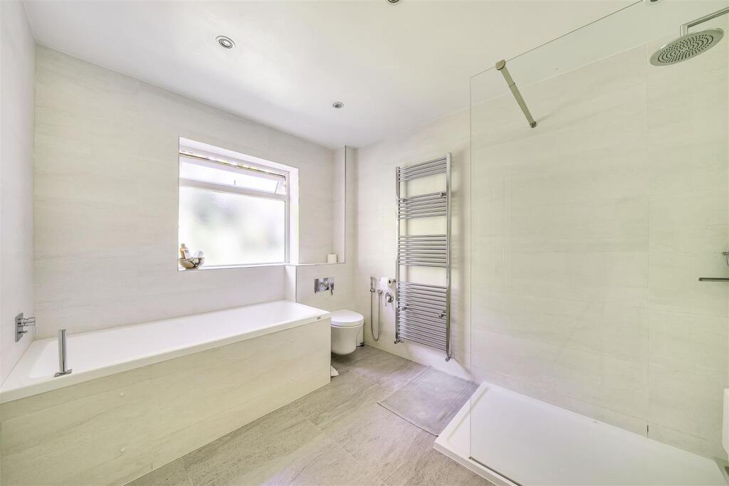 En Suite Bathroom: