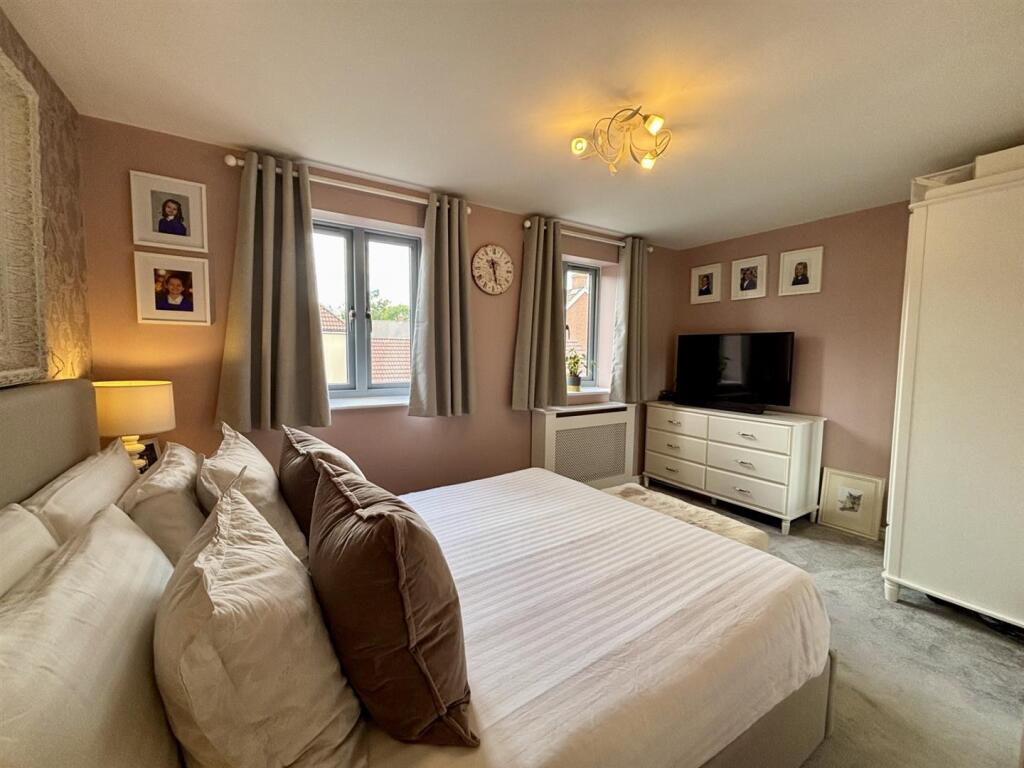 Bedroom 1 2.jpg