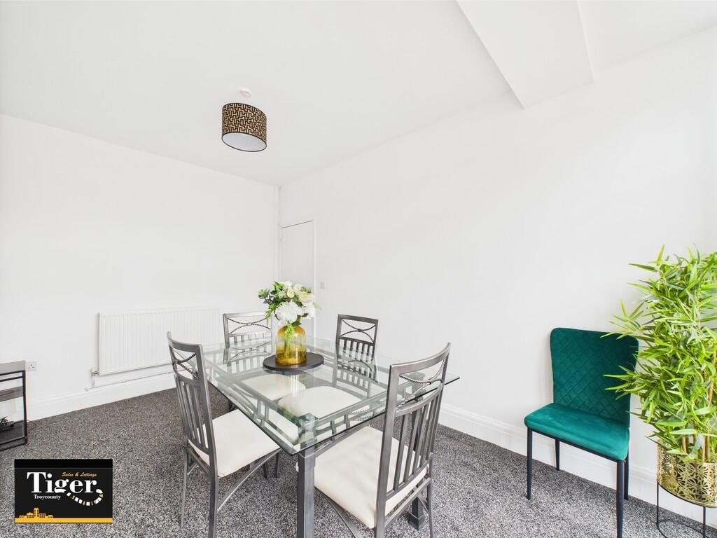 CAM02176G0-PR0563...