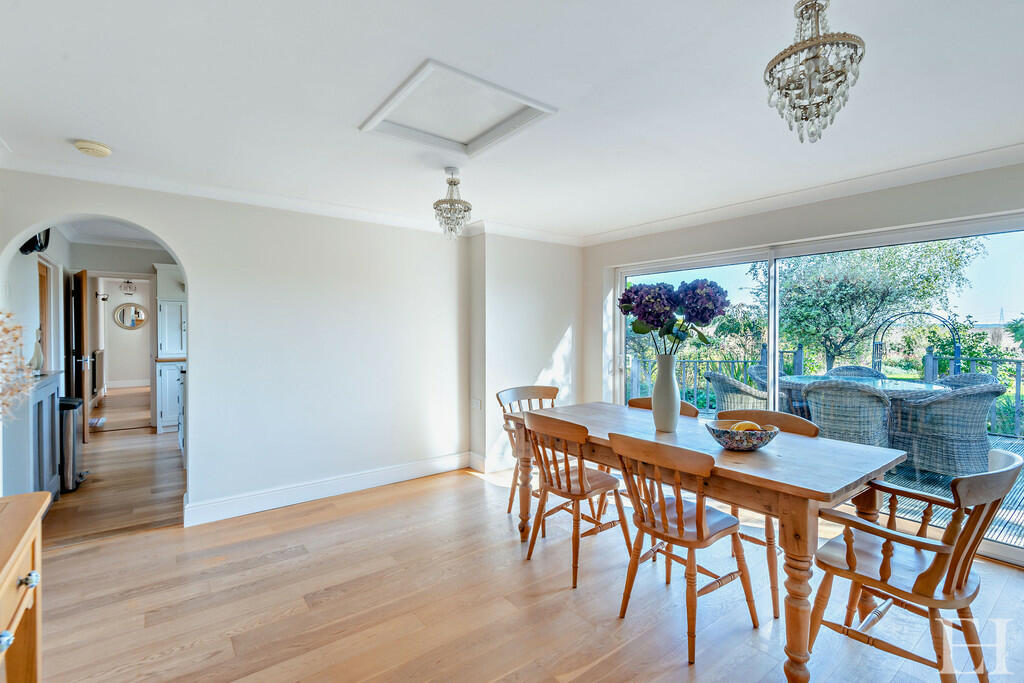 8623735-interiorW...