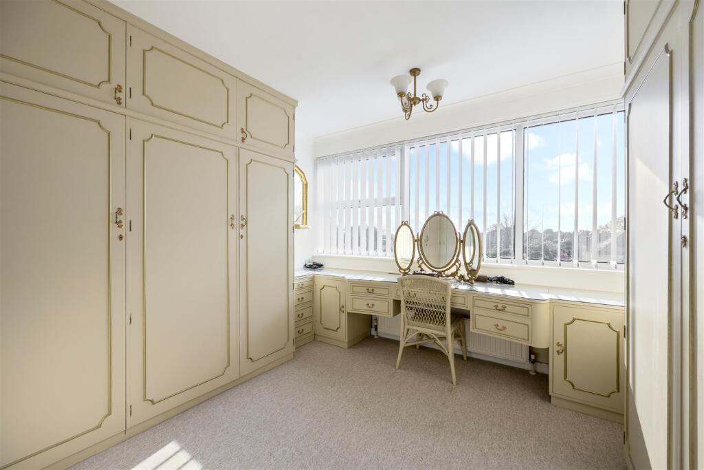 Grand Avenue, Wellington Court 12-021.JPG