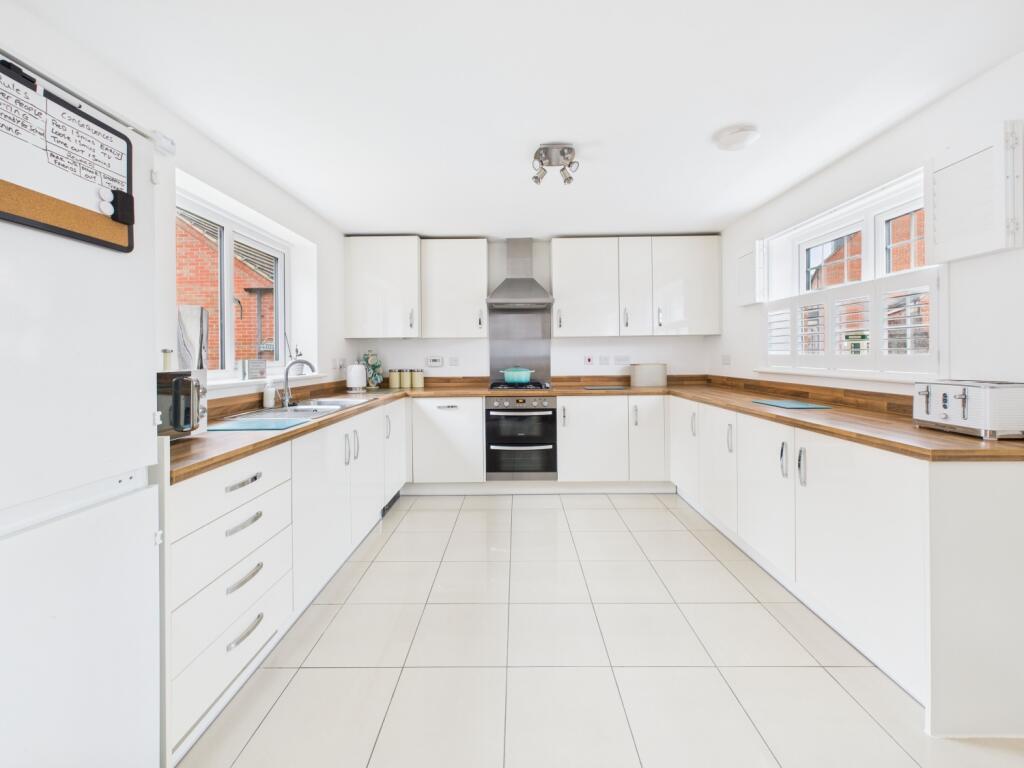 7. CAM04922G0-PR0070-STILL008