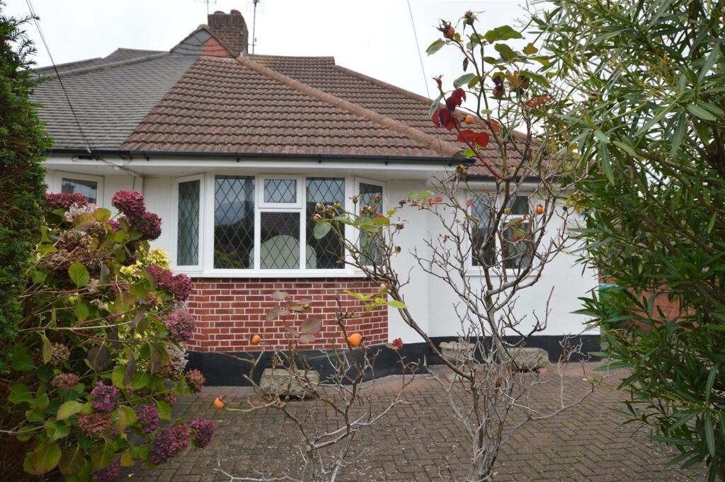 4 Woodlawn Crecent.JPG