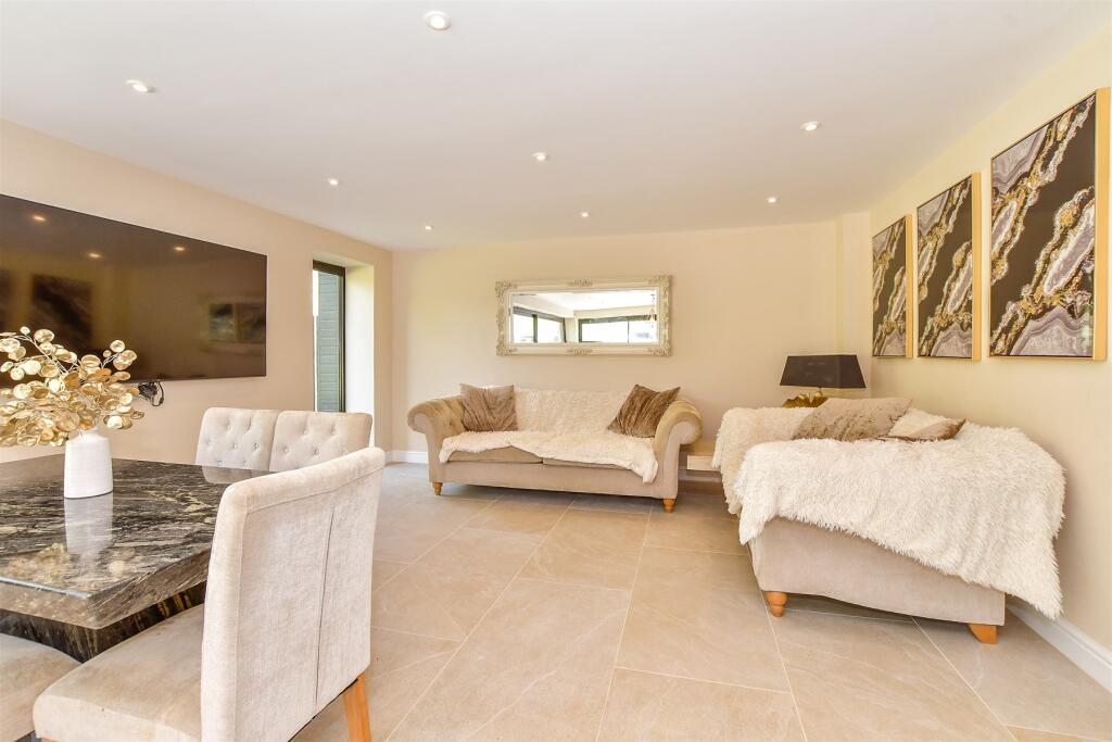 Kitchen/ Dining Area