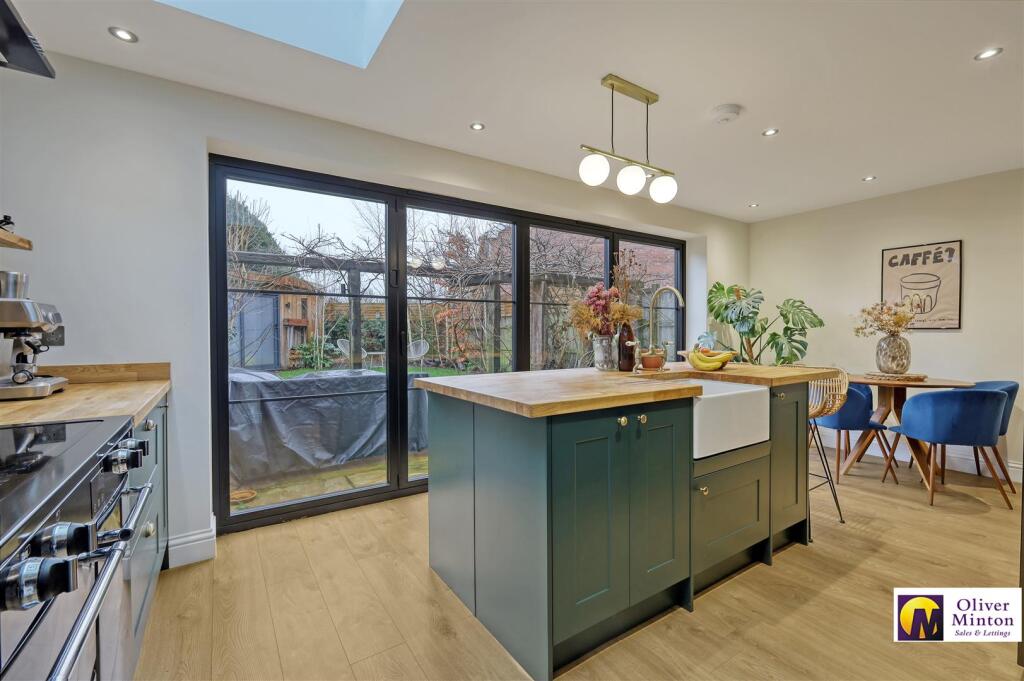 SUPERB KITCHEN / DINING ROOM