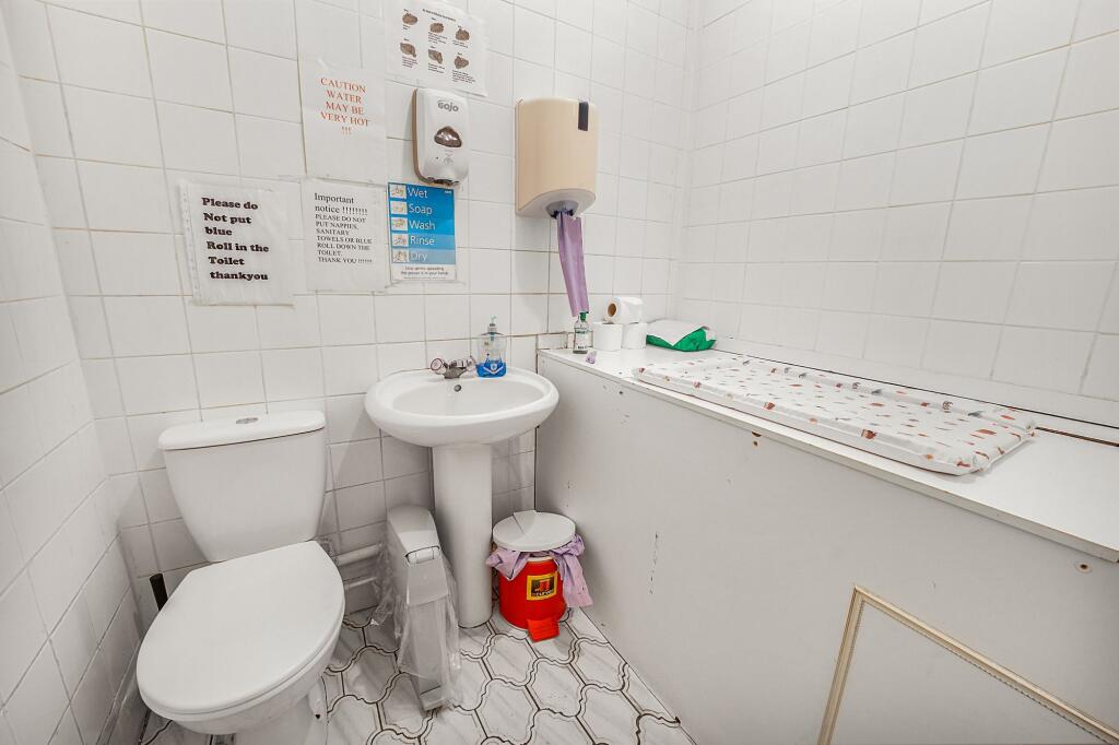 Bathroom (downstairs)