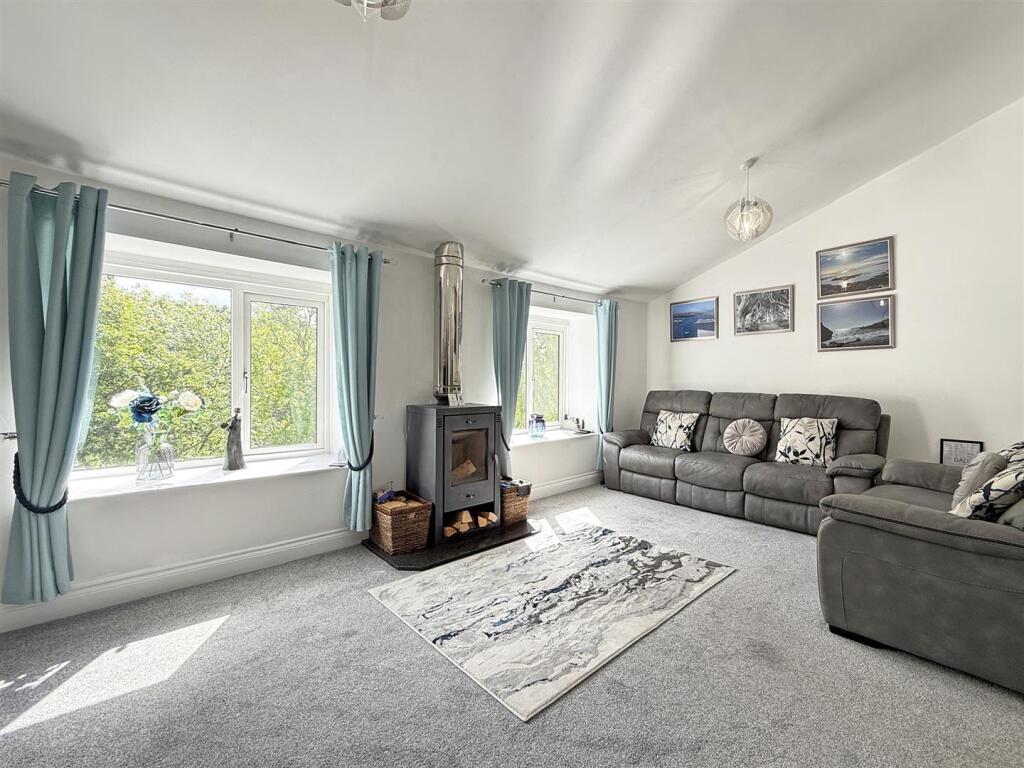 Erlstoke Close 81 - Lounge FP.jpg