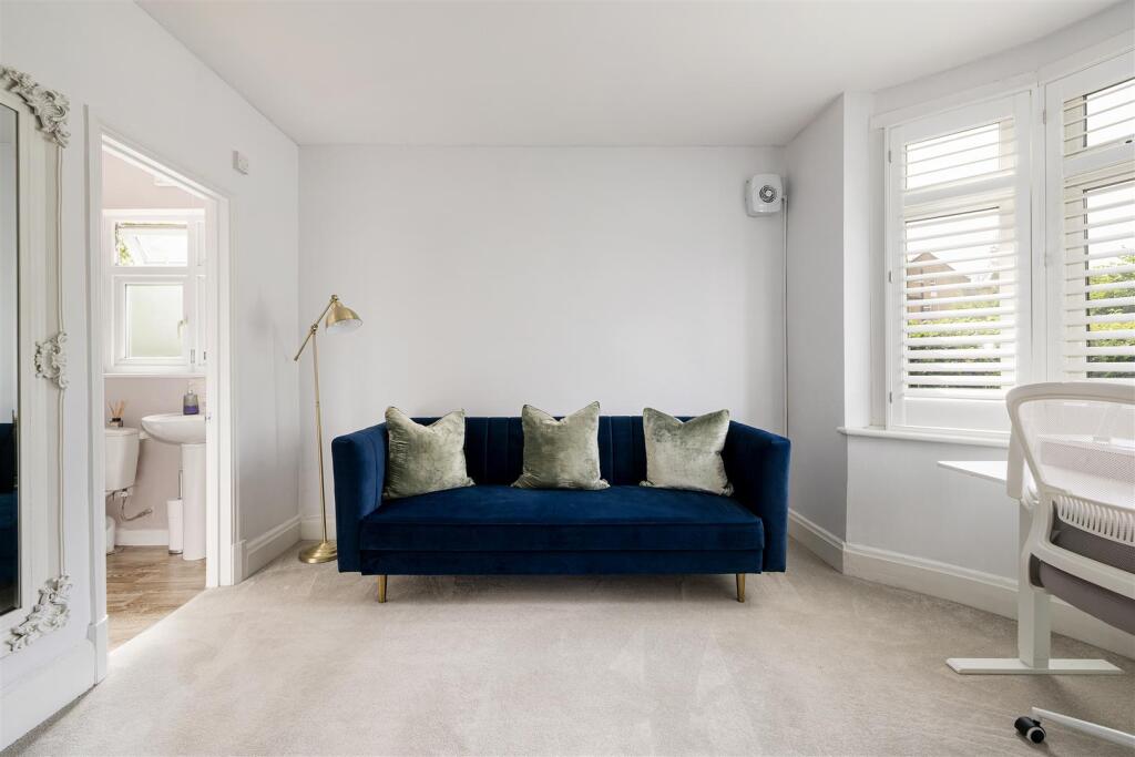 Chigwell Road, E18