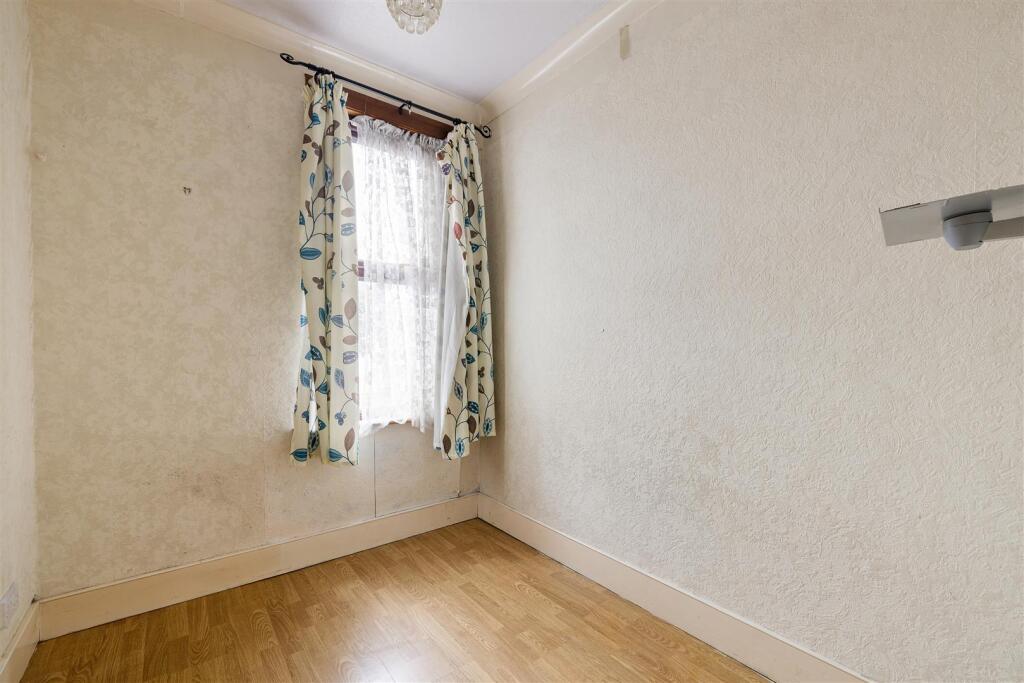 Selwyn Avenue, E4