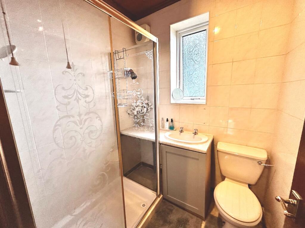 HOUSE SHOWER ROOM