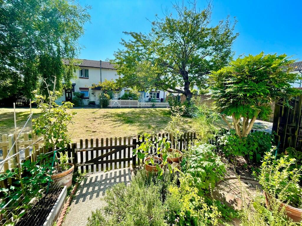 9 Beacon Way Fron...