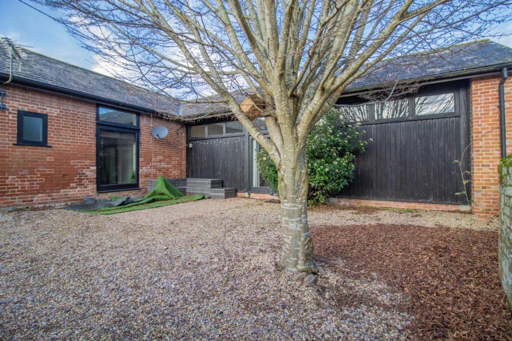 2 Dovedon Mews, Whepstead [Courtyard Garden] 03.jp